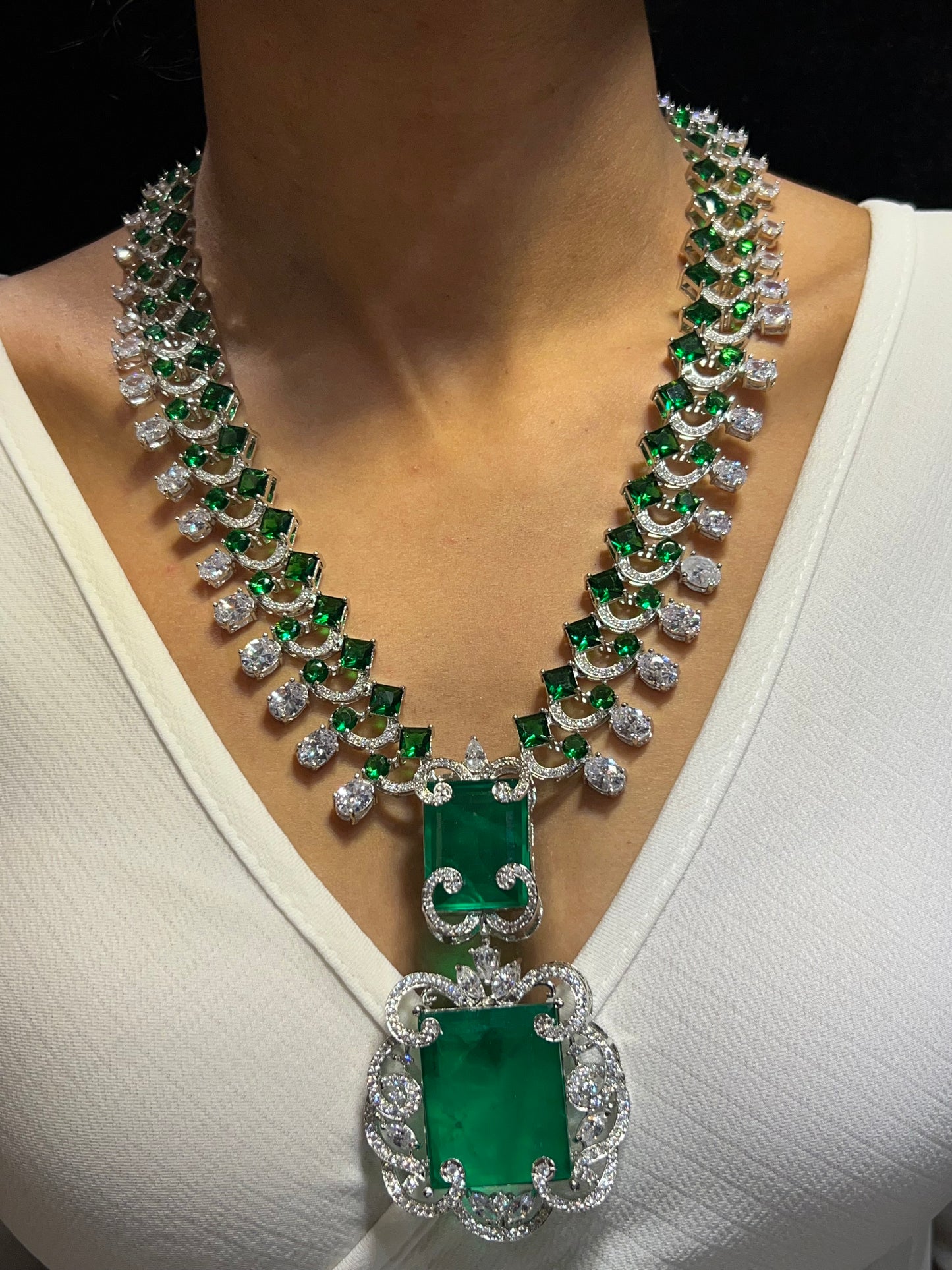 NEETA EMERALD DIAMOND NECKLACE