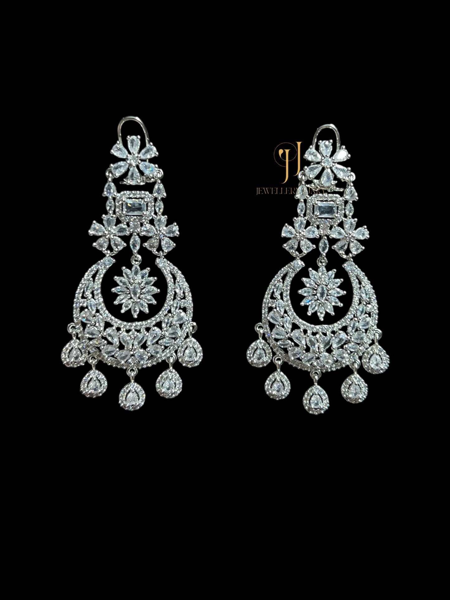 OAKLEY DIAMOND NECKLACE