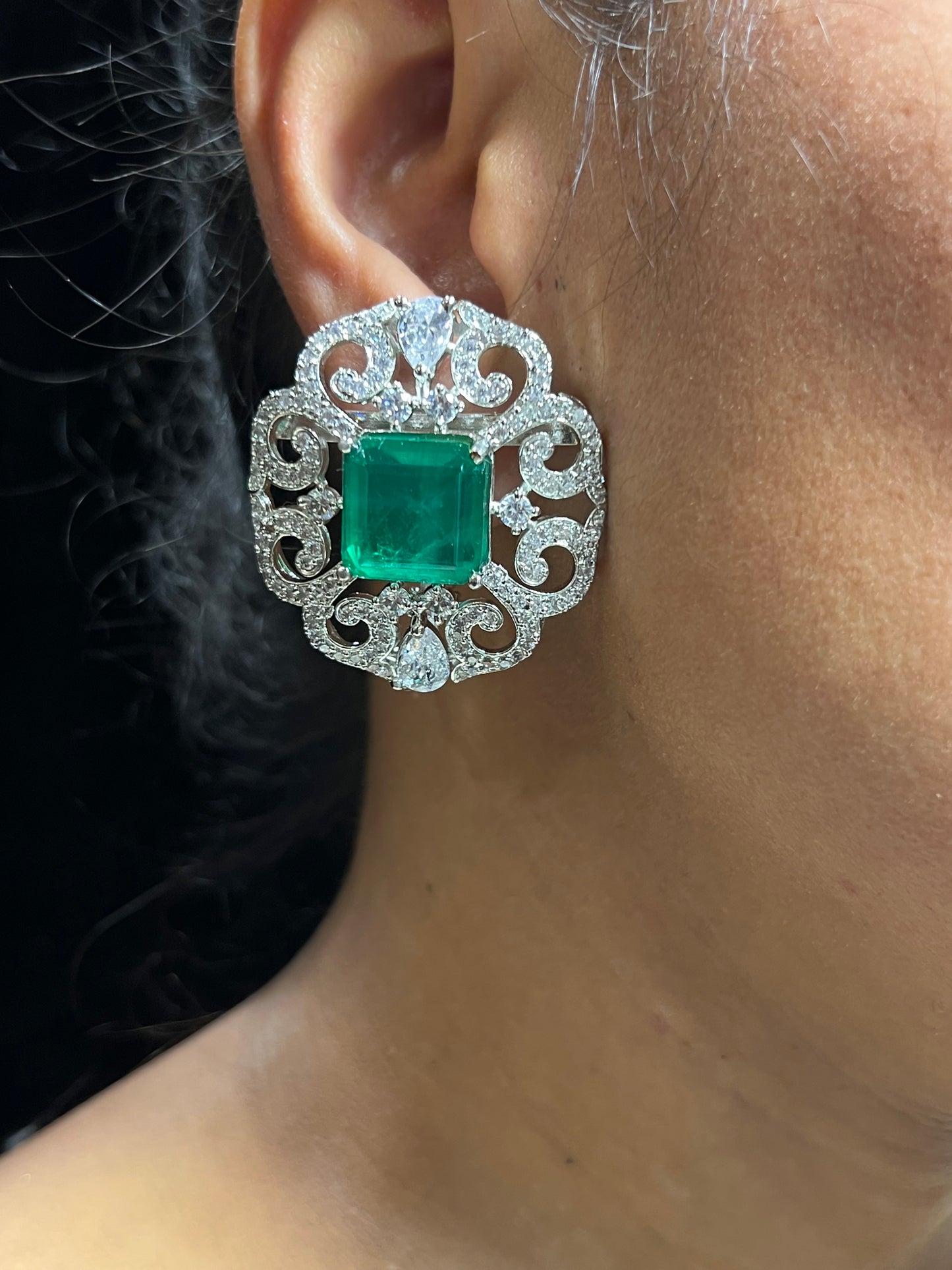 NEETA EMERALD DIAMOND NECKLACE