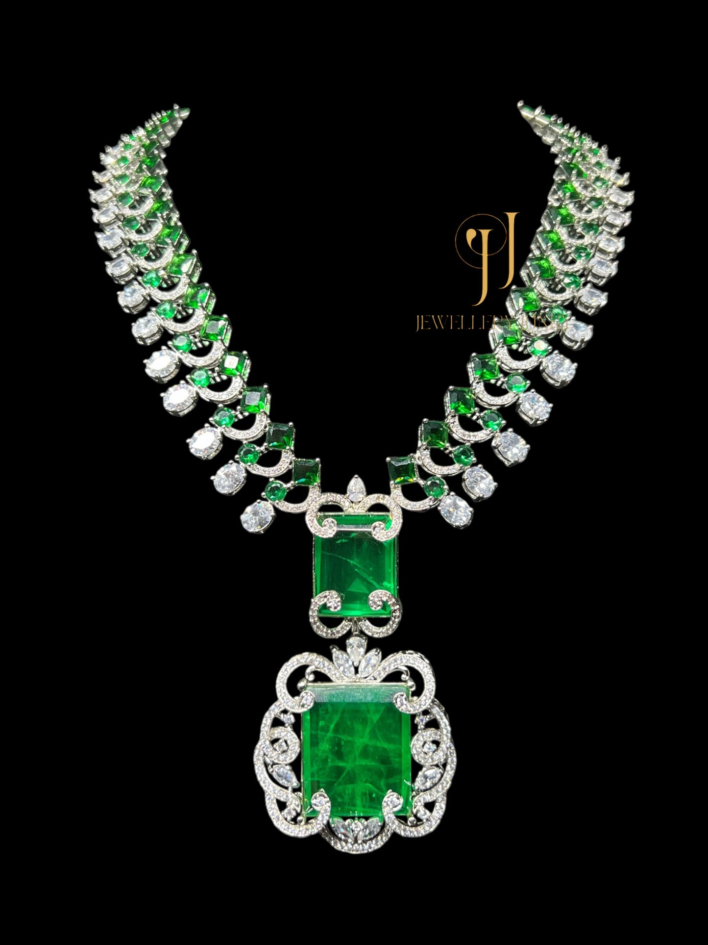 NEETA EMERALD DIAMOND NECKLACE