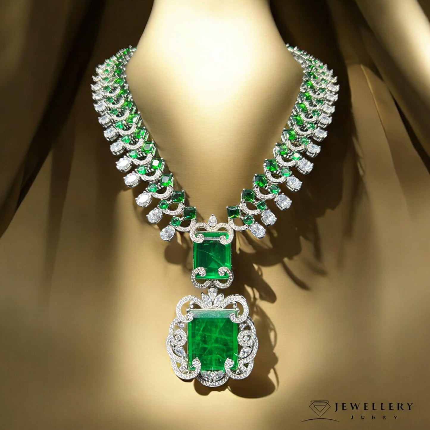 NEETA EMERALD DIAMOND NECKLACE