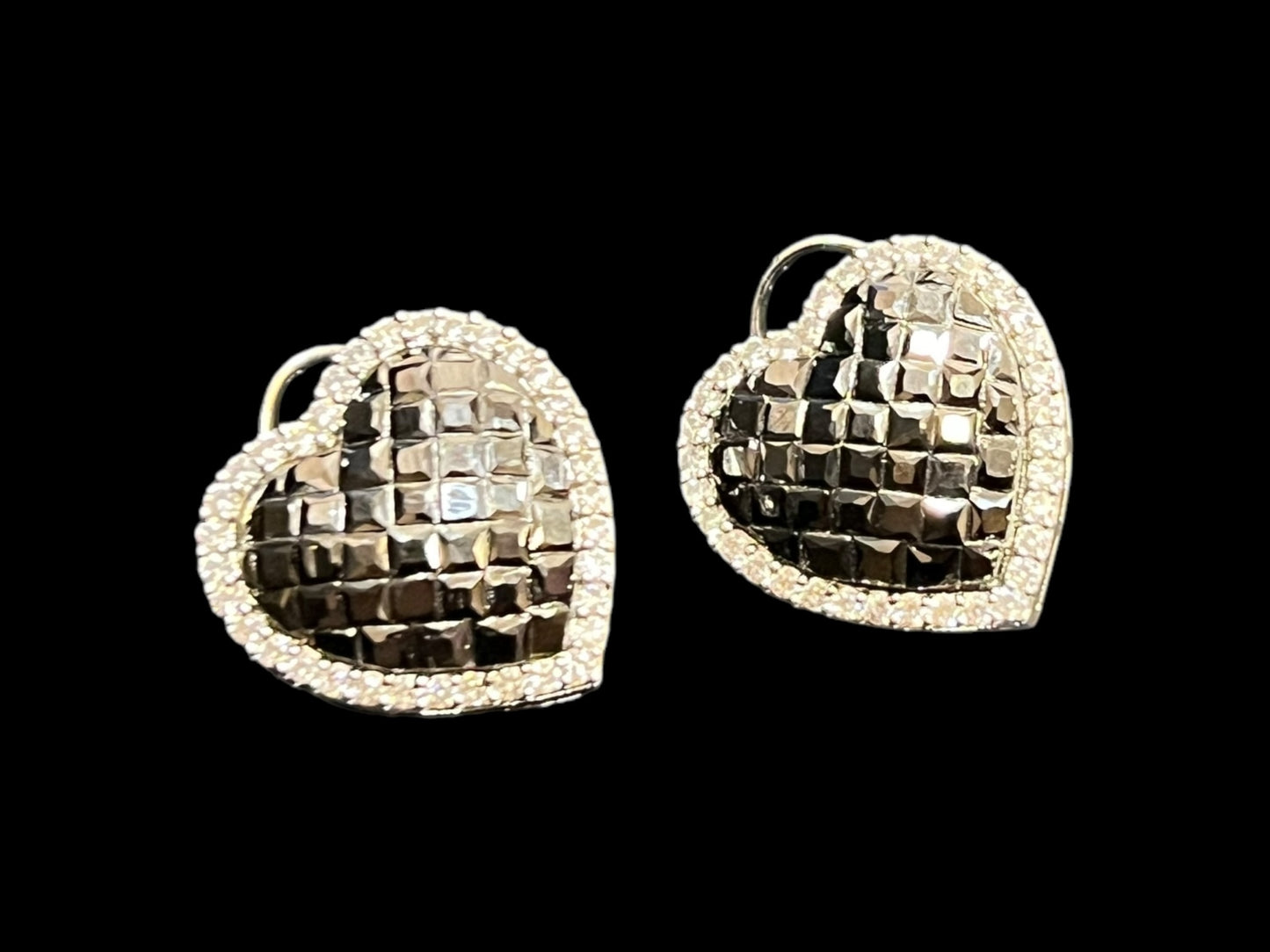 OYSTER INVISIBLE HEART DIAMOND STUD E-1009