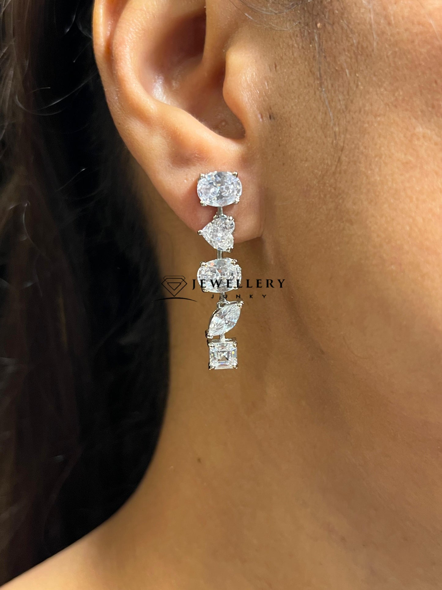 LAUREL DIAMOND NECKLACE