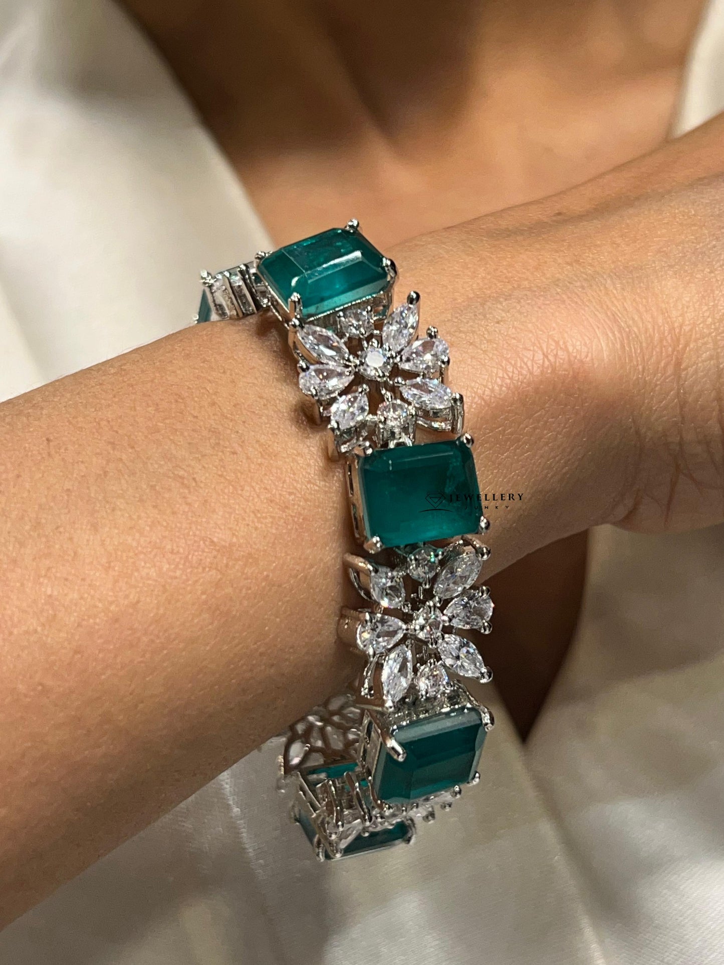 ZHURI DIAMOND NECKLACE