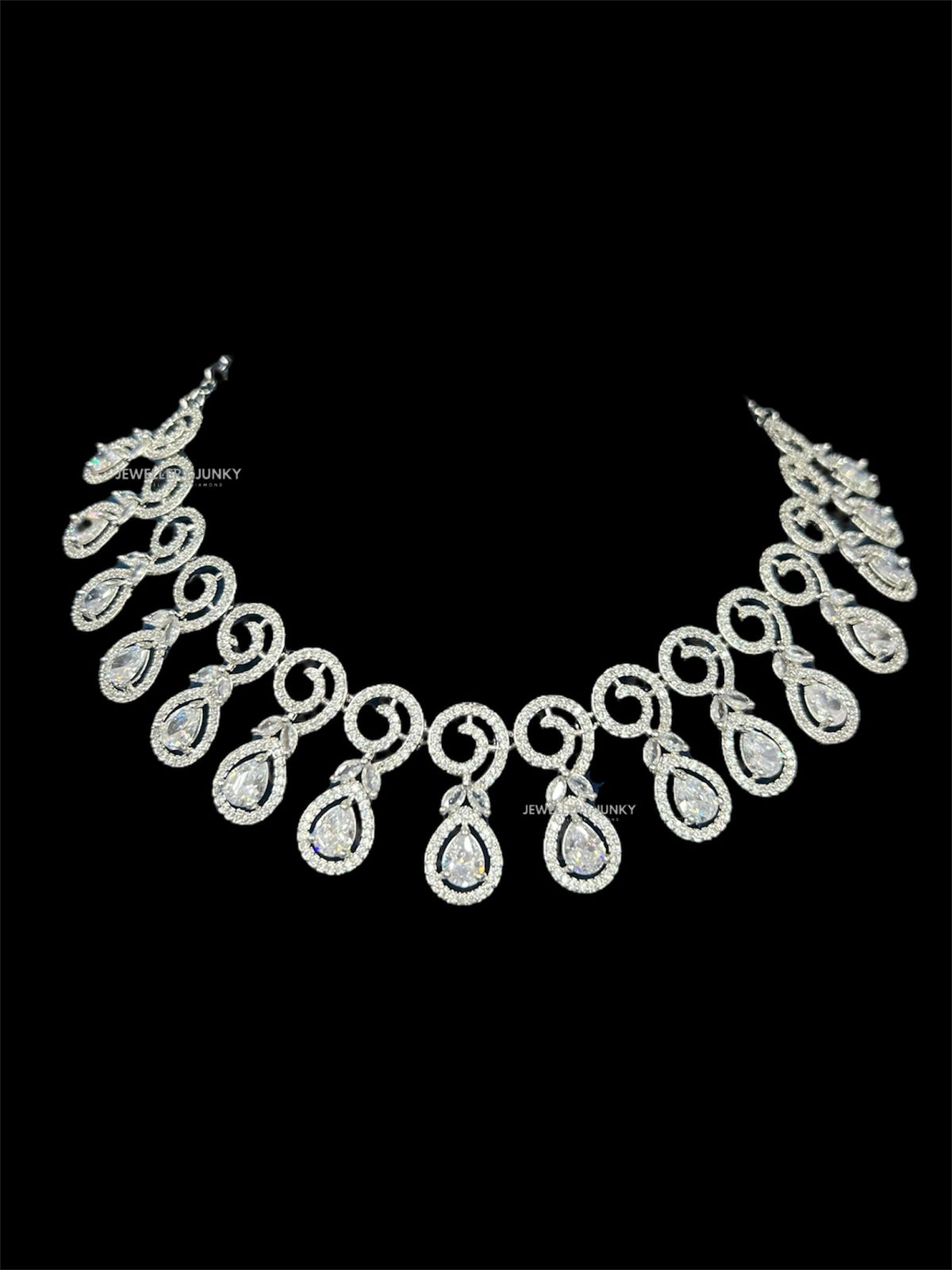 ISHANI DIAMOND NECKLACE