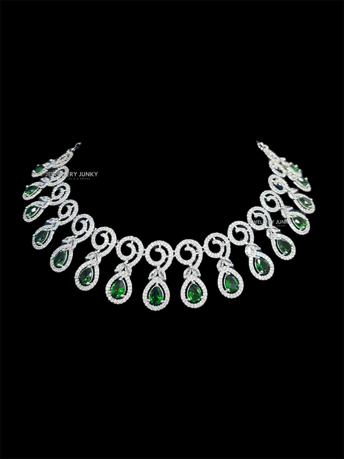 ISHANI DIAMOND NECKLACE