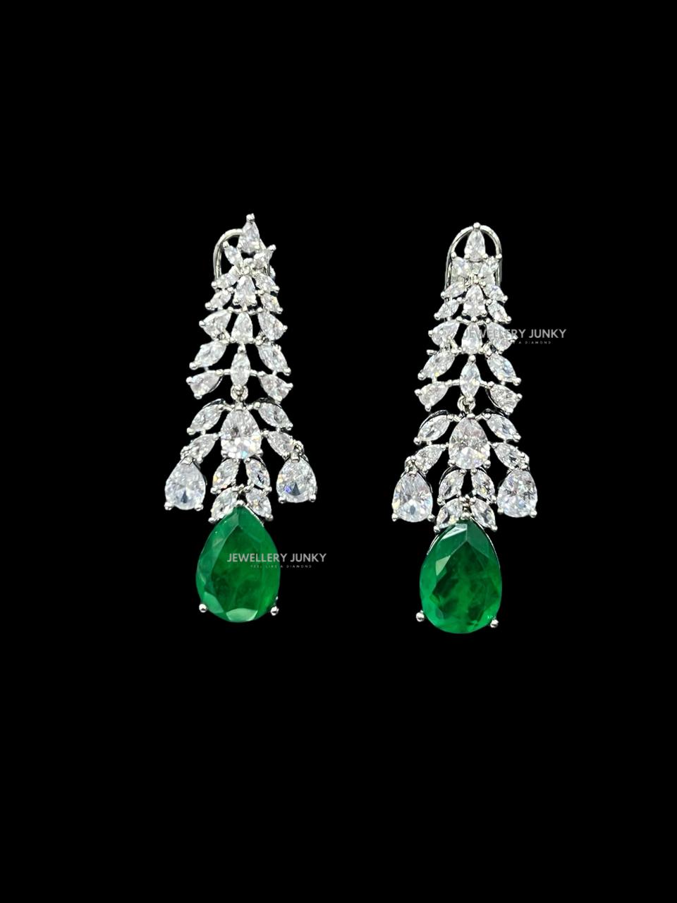 INAAYA DIAMOND NECKLACE