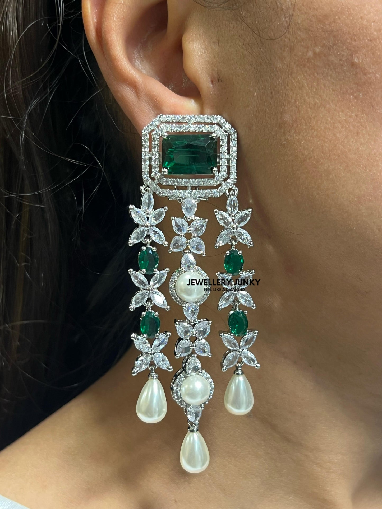 MAIRA DIAMOND LAYER NECKLACE