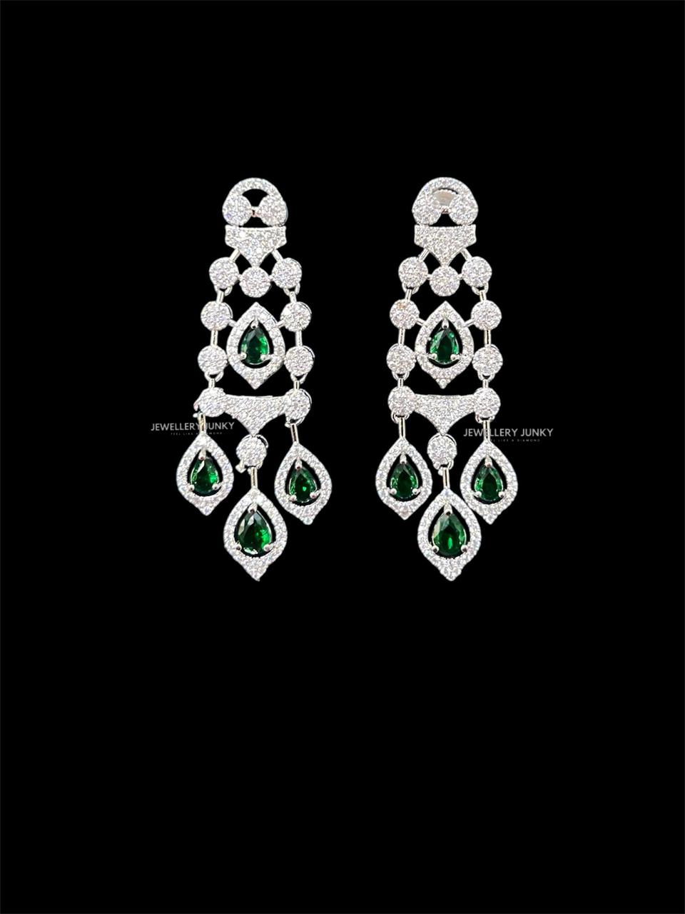 SHELLY DIAMOND NECKLACE