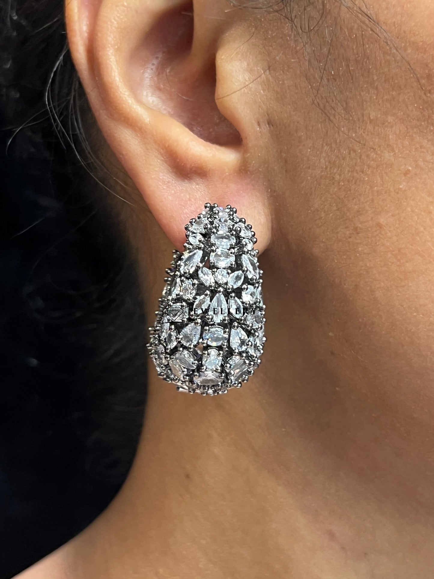 VISHAKA HOOPS EARRING E-1138
