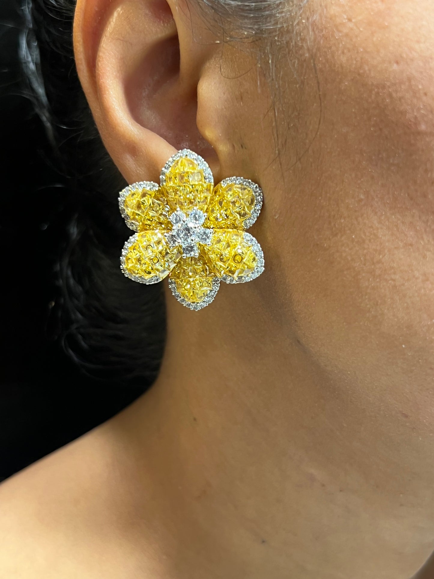 ASTRIA INVISIBLE FLOWER DIAMOND STUD