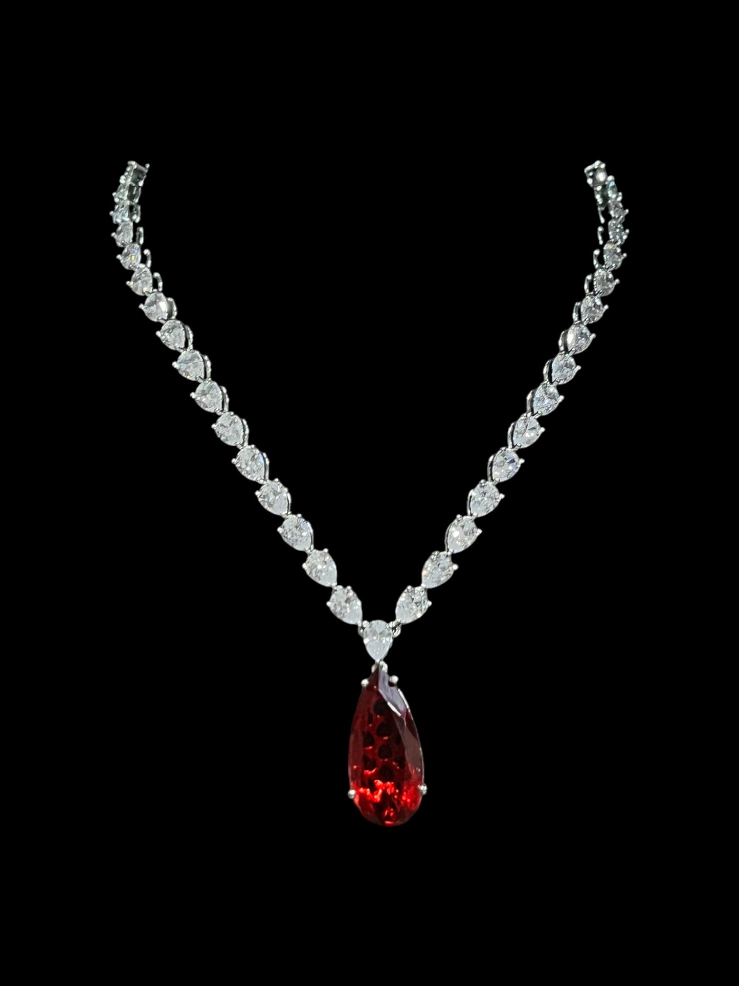 SYLAVIA DIAMOND NECKLACE