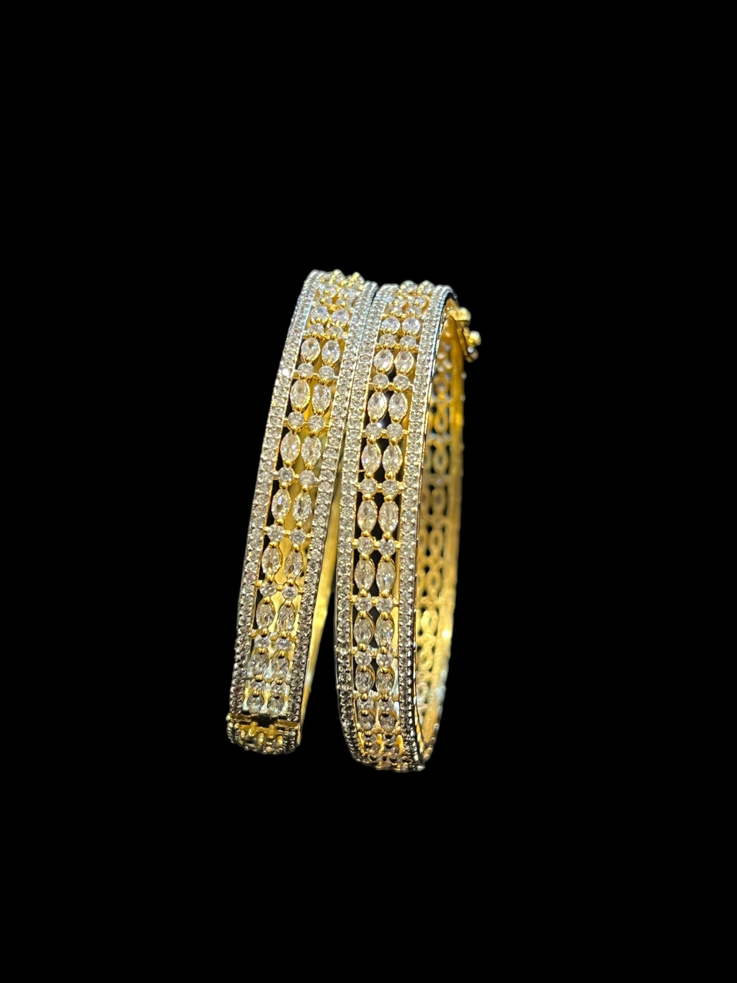 DAISY GOLD BANGLE