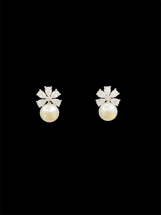 IRIS PEARL STUD