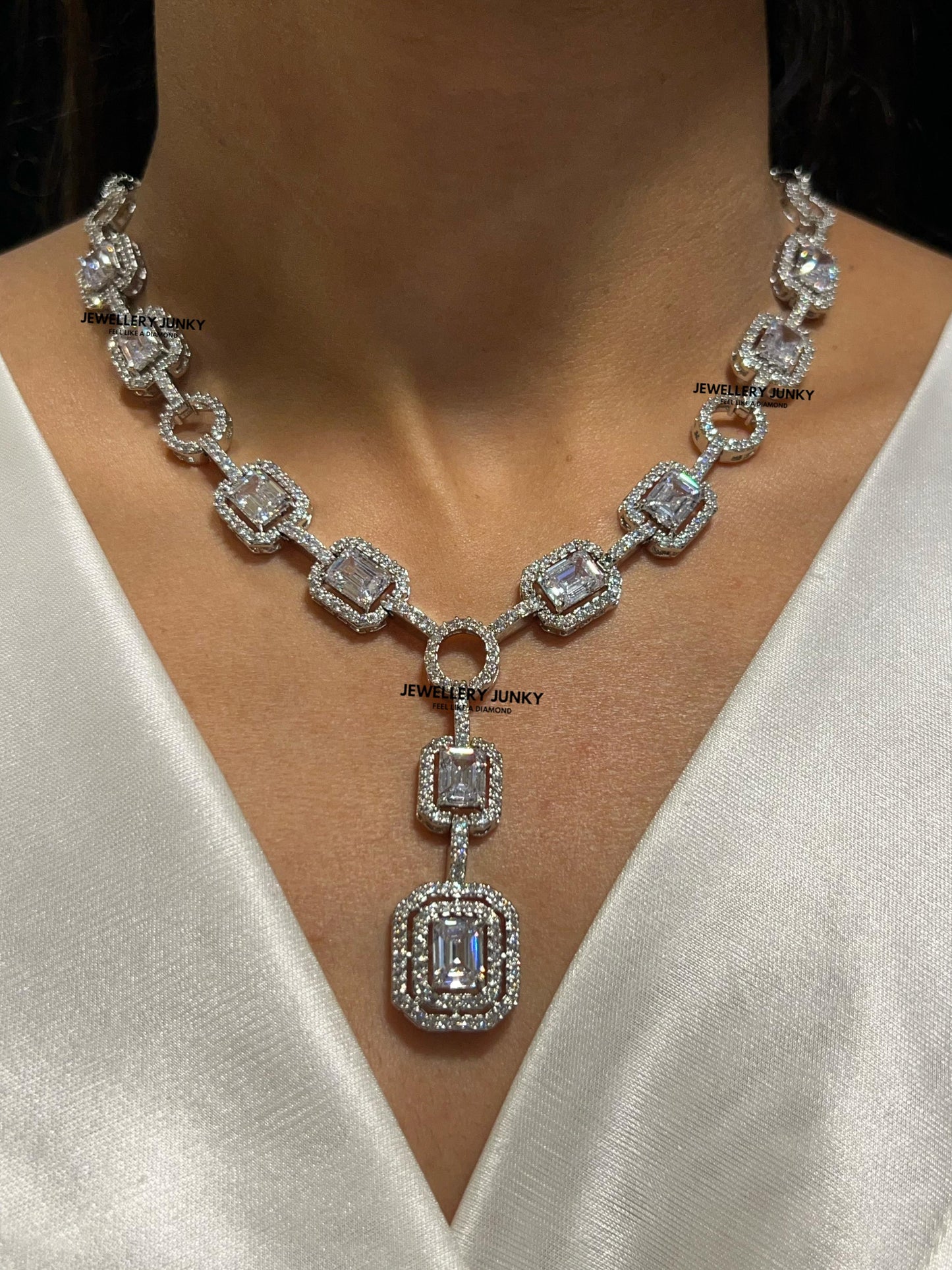 SARIKA DIAMOND NECKLACE