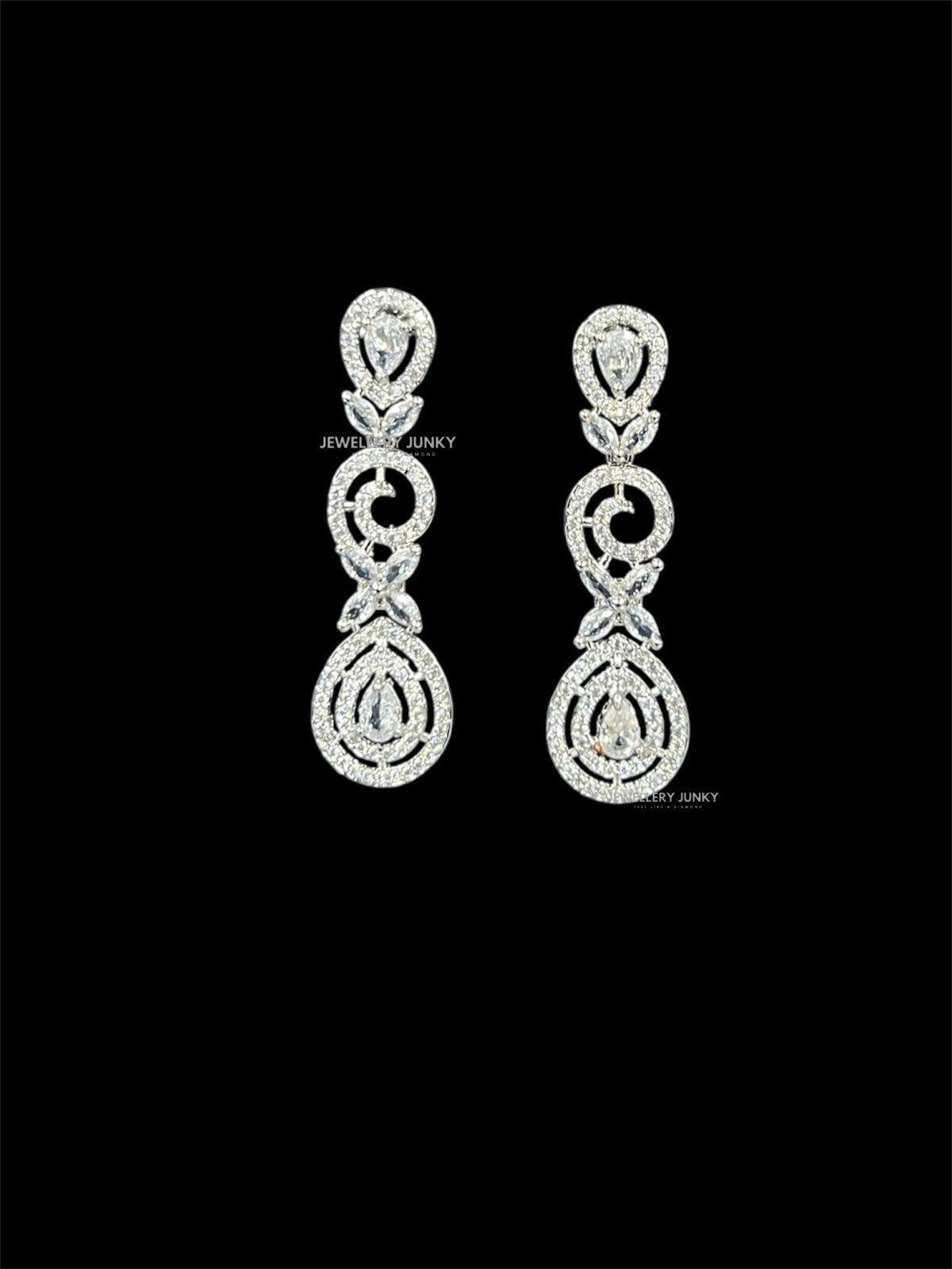 ISHANI DIAMOND NECKLACE