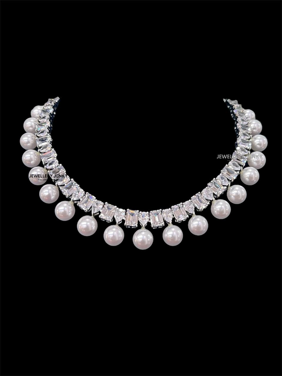 SOHA DIAMOND PEARL NECKLACE