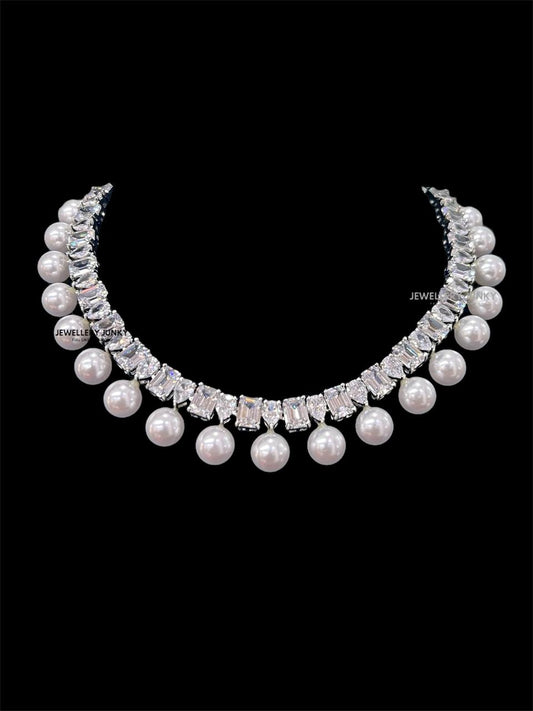 SOHA DIAMOND PEARL NECKLACE