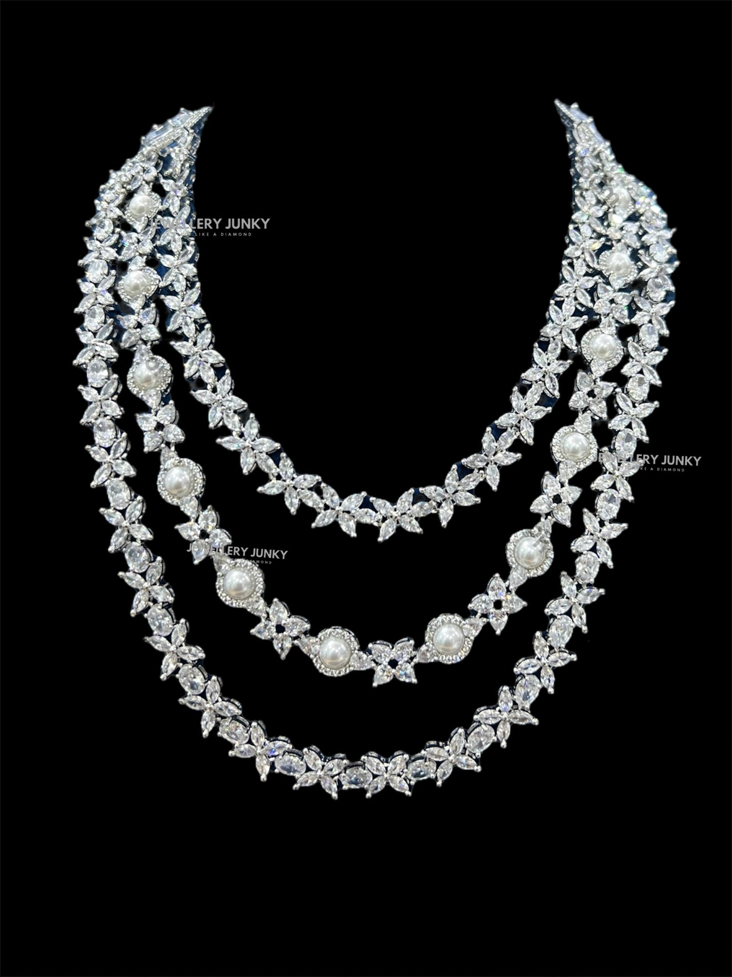 MAIRA DIAMOND LAYER NECKLACE