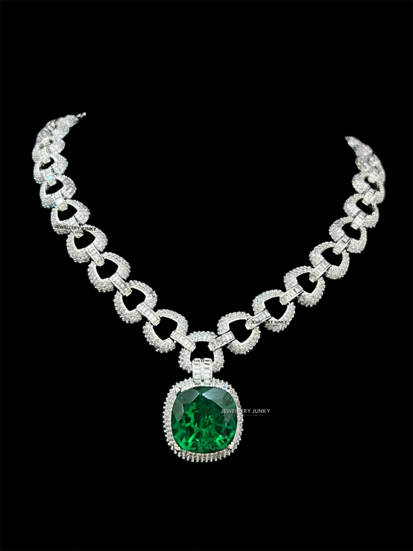 ELARA DIAMOND NECKLACE