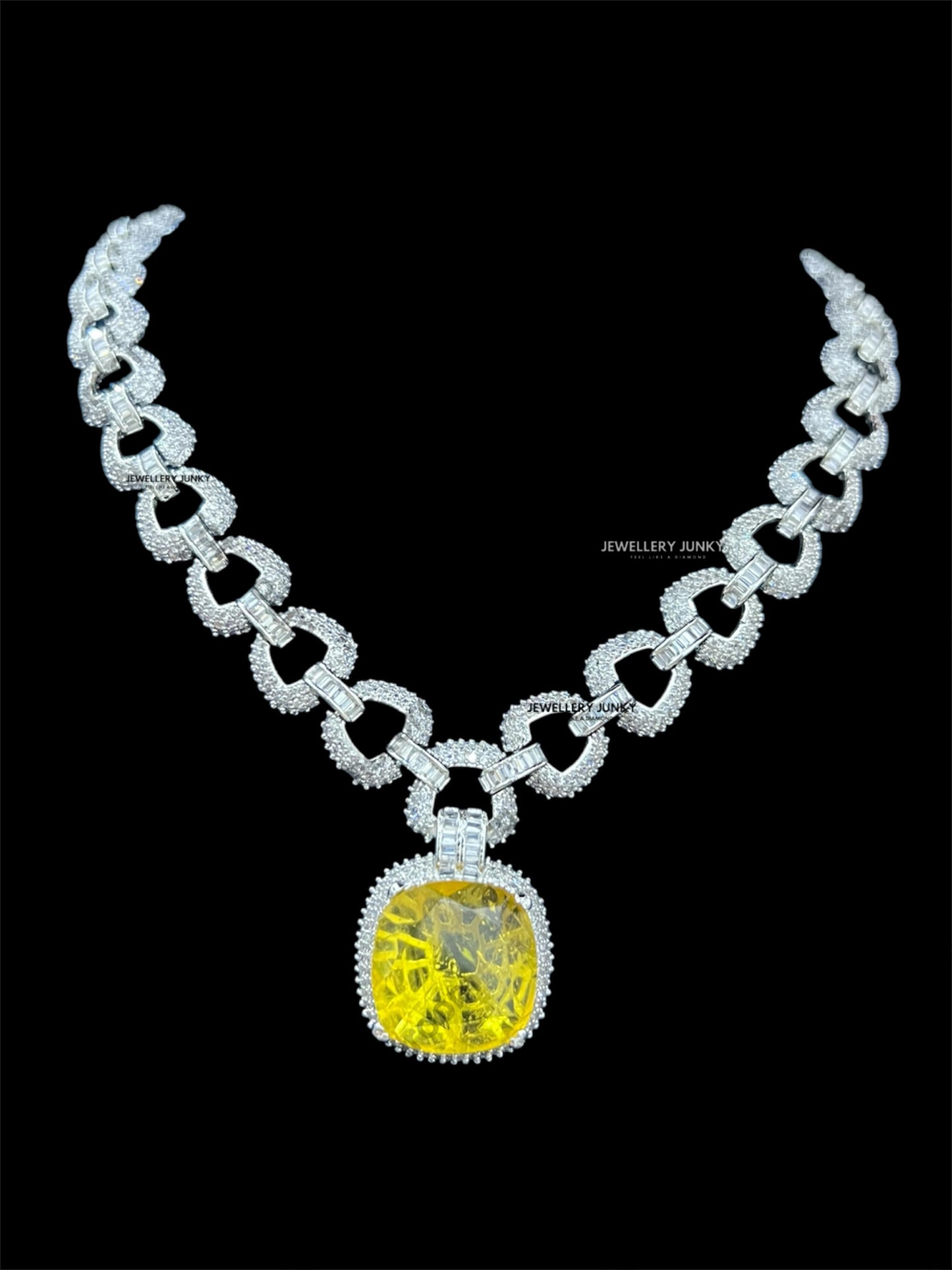ELARA DIAMOND NECKLACE