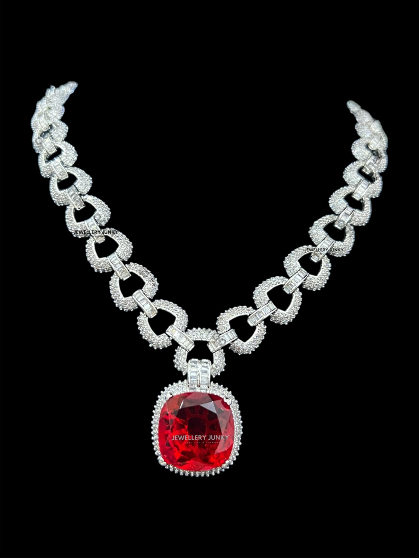 ELARA DIAMOND NECKLACE