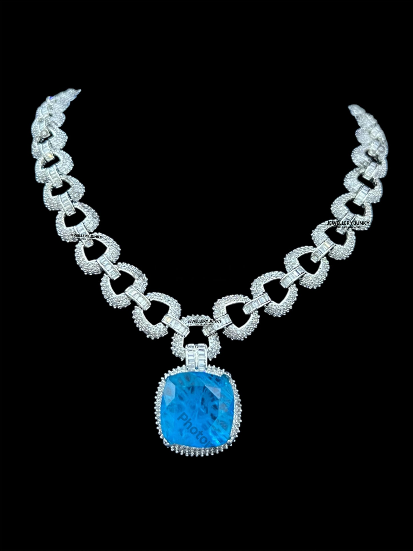 ELARA DIAMOND NECKLACE
