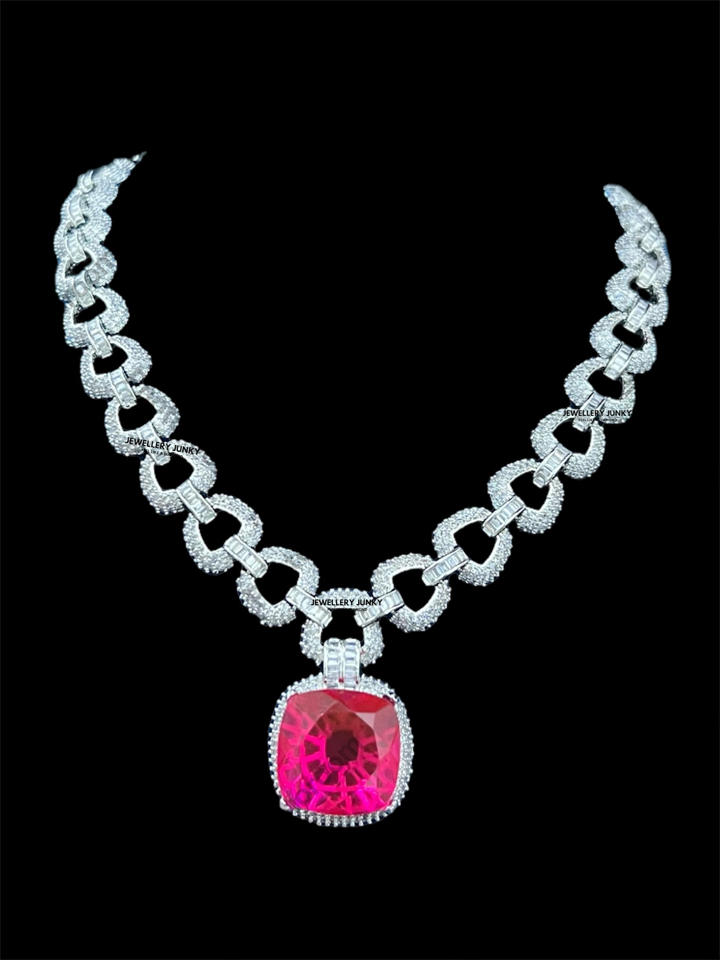 ELARA DIAMOND NECKLACE