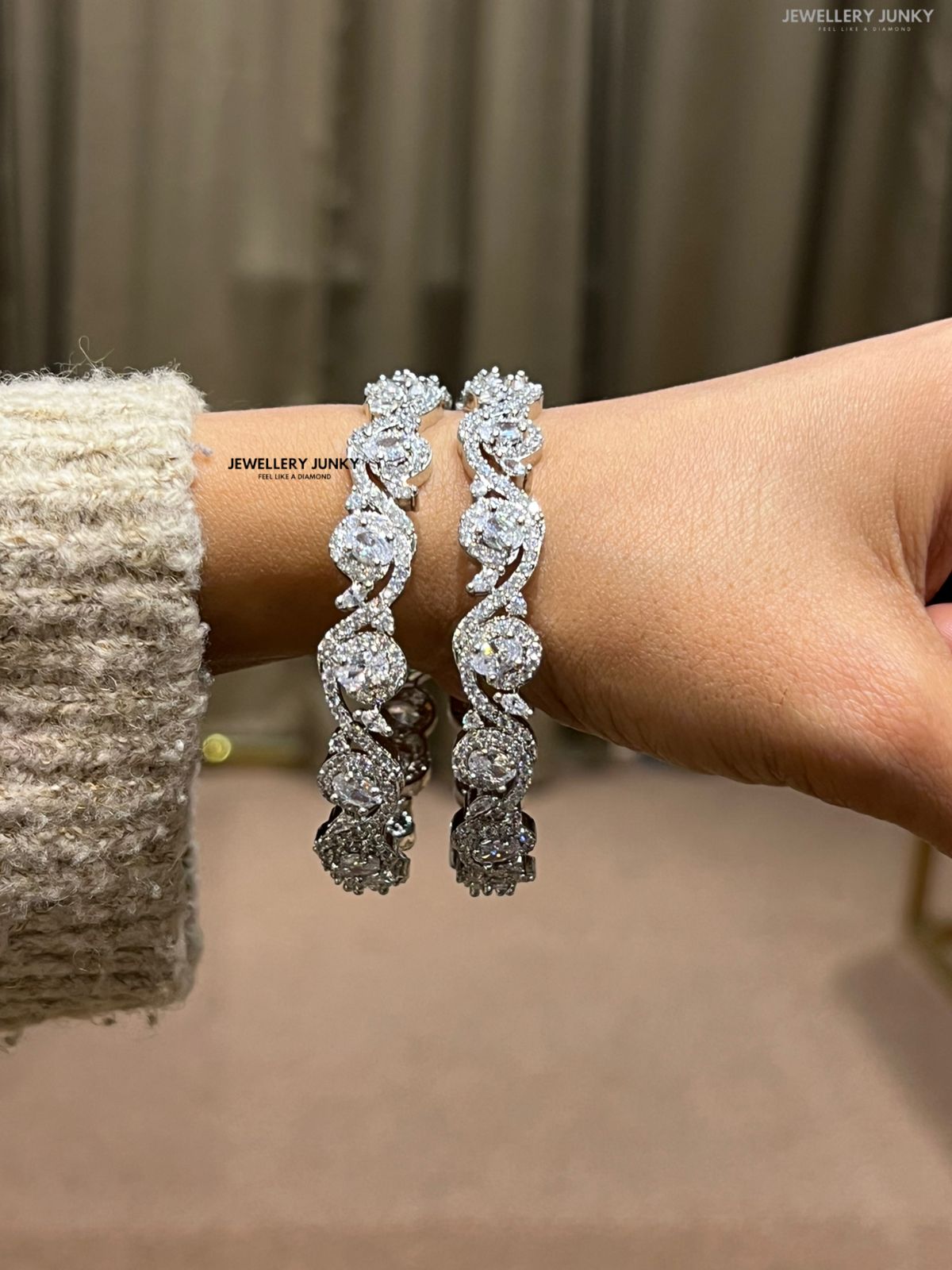 VALORA DIAMOND BANGLE