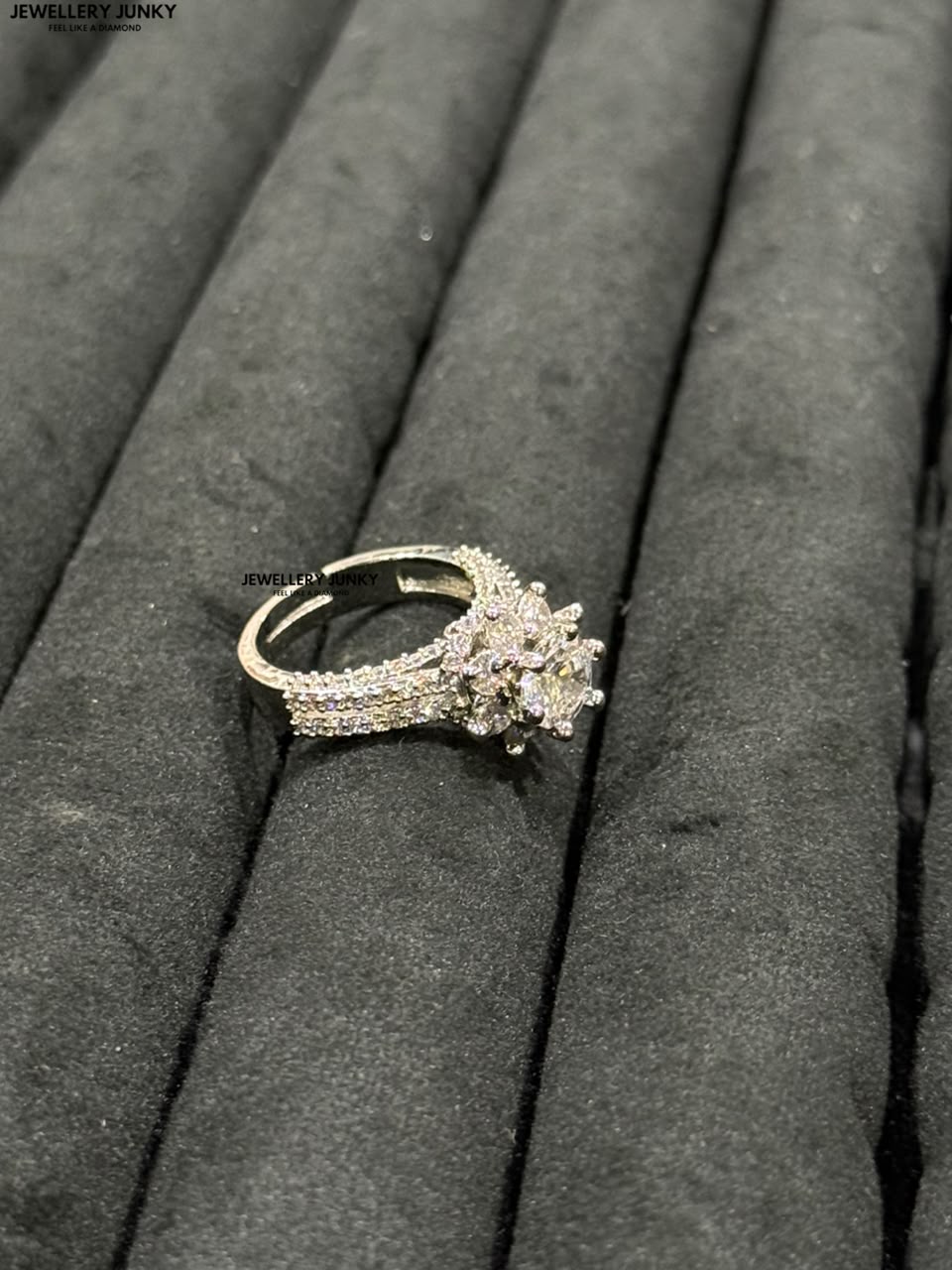 JANVIKA DIAMOND RING