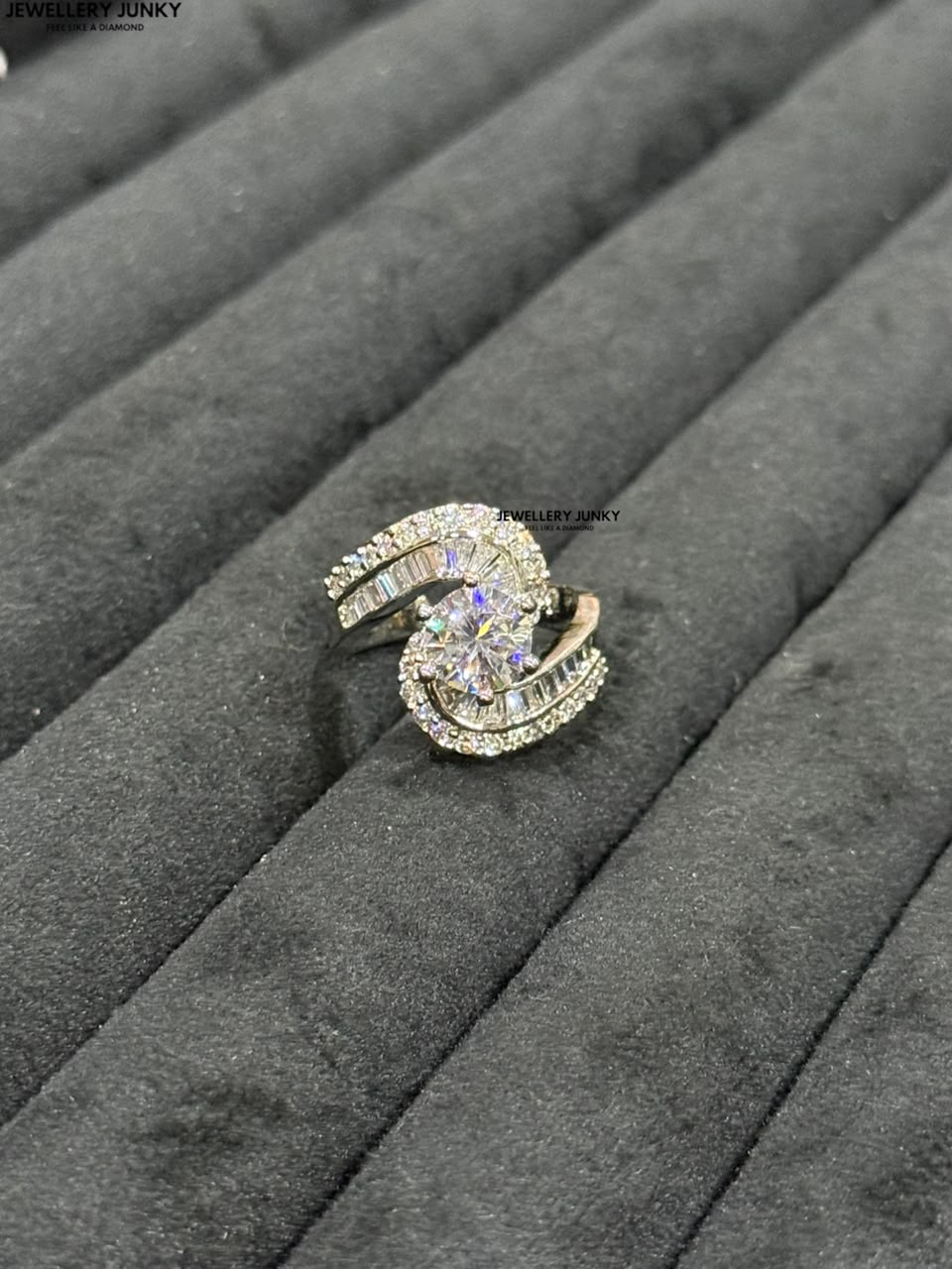 LORNA DIAMOND RING